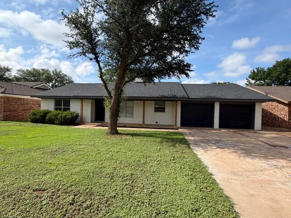 220 Sandalwood Ln, Levelland, TX 79336