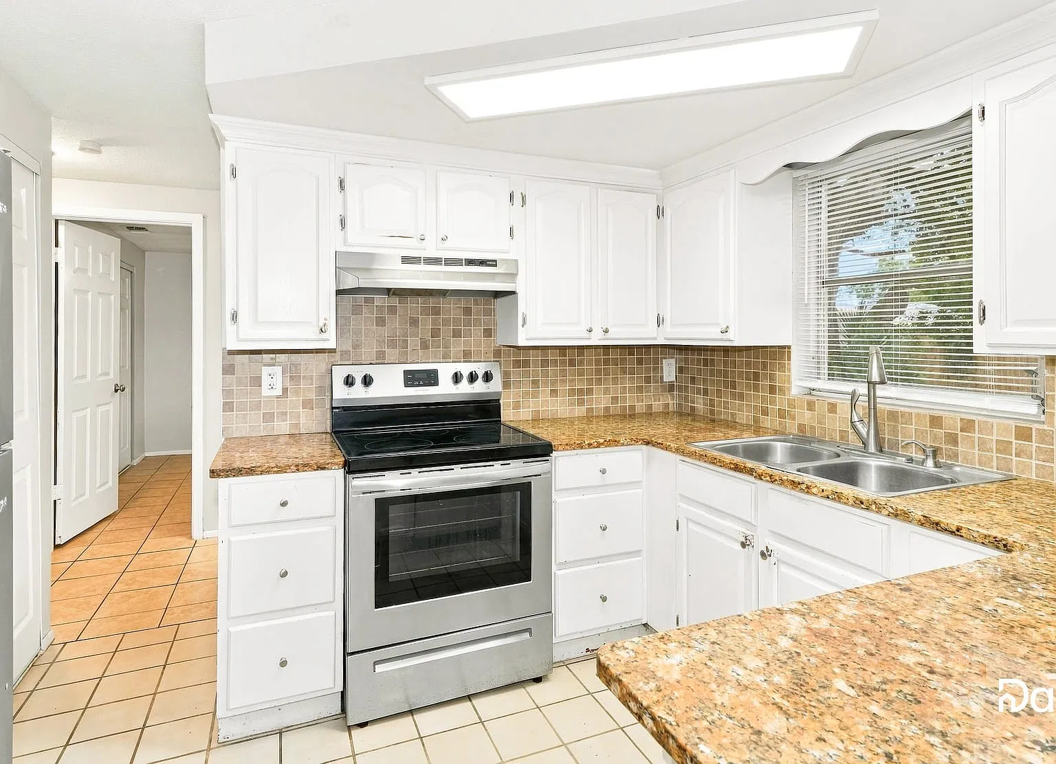 3 bed, 2.0 bath, 1083 sqft, $2,055 — Photo 4