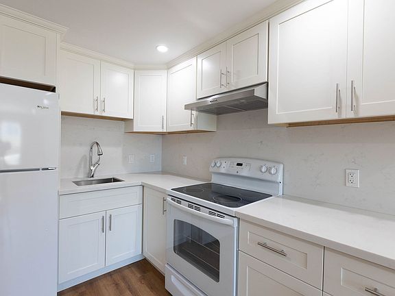 3rd image of 359 Oriente St