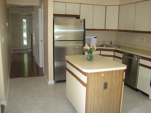 5th image of 16 Burnham Wood Ct
