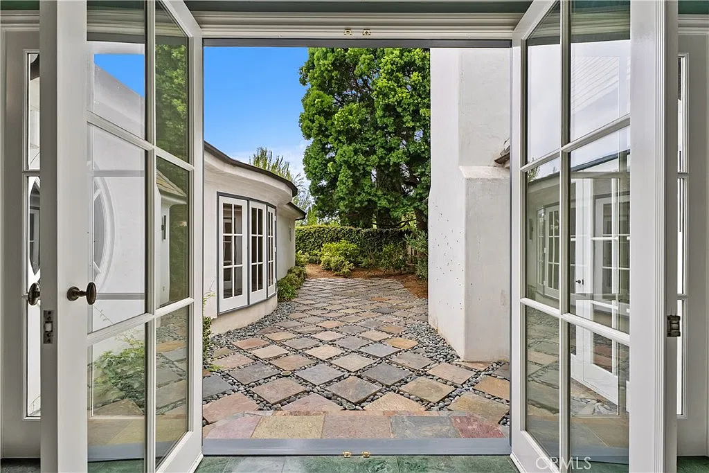 4 bed, 5.5 bath, 5069 sqft, $25,000 — Photo 3