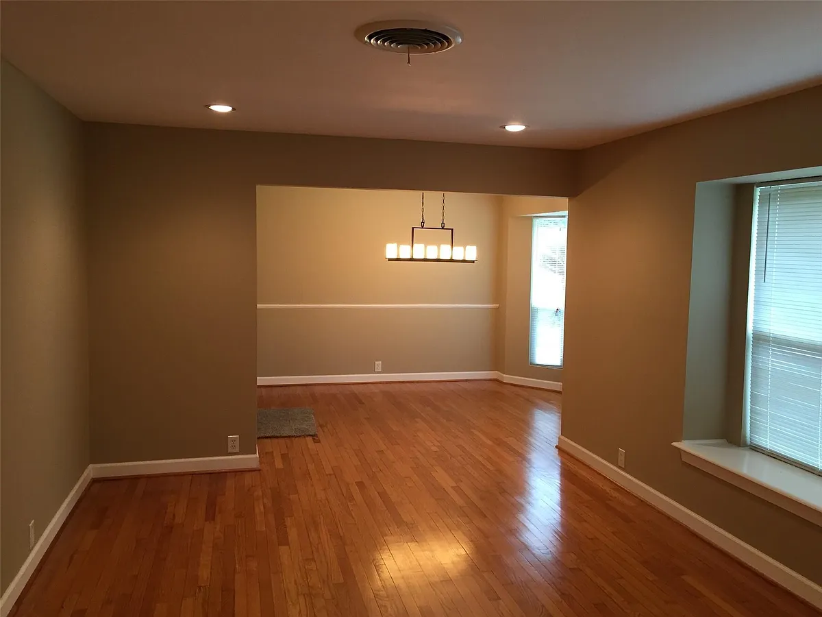 Photo 2 of 11 - 10127 Hanka Dr - Houston, TX Building Photo - 10127 Hanka Dr