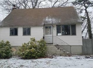 439 W 4th St, West Islip, NY 11795