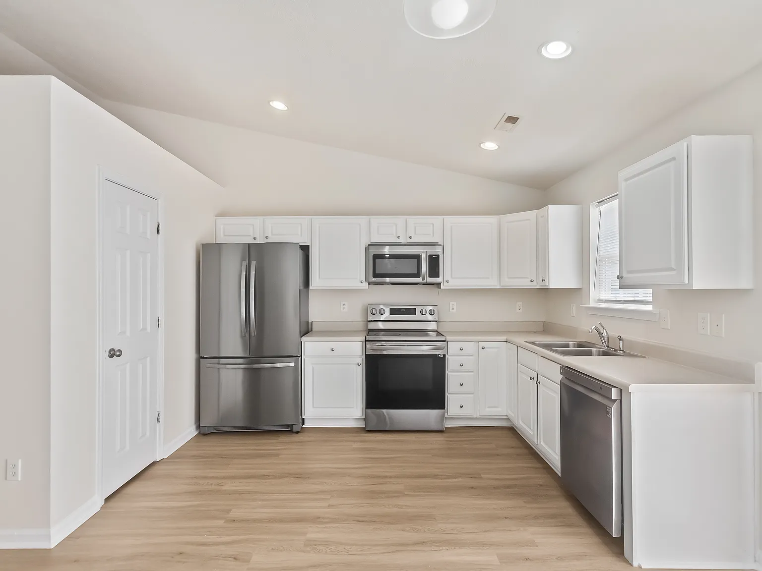 3 bed, 1400 sqft, $1,695 — Photo 2
