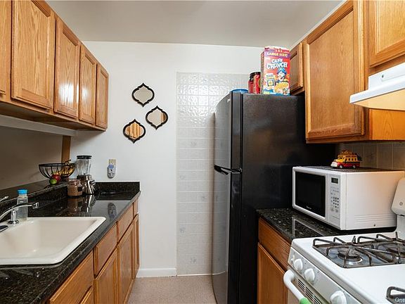 4th image of 1422 Bryant Ave #2