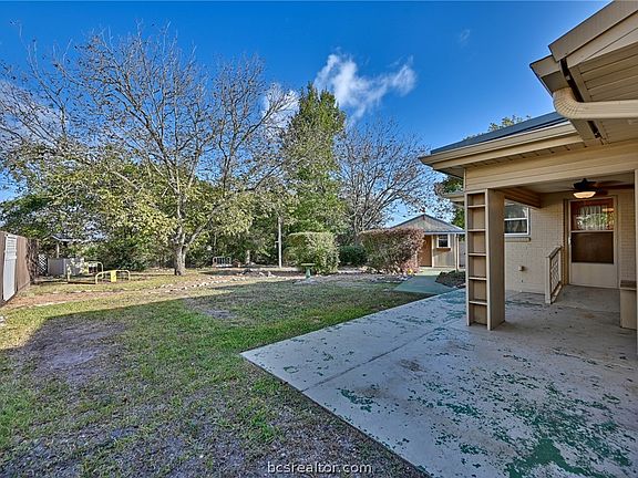 3rd image of 1006 Top Hill Dr