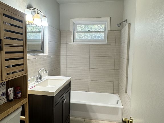 4th image of 935 Baxter St #4