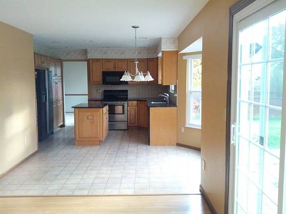 3rd image of 31 Mackenzie Dr