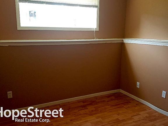3rd image of 148 Covewood Park NE