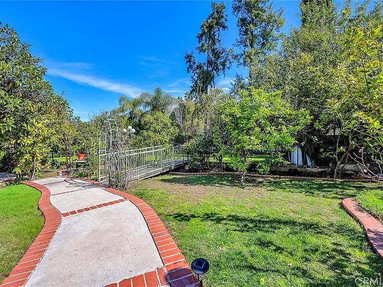 18423 Linnet St — Photo 50