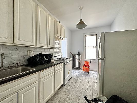 4th image of 789 Elsmere Pl Floor 2