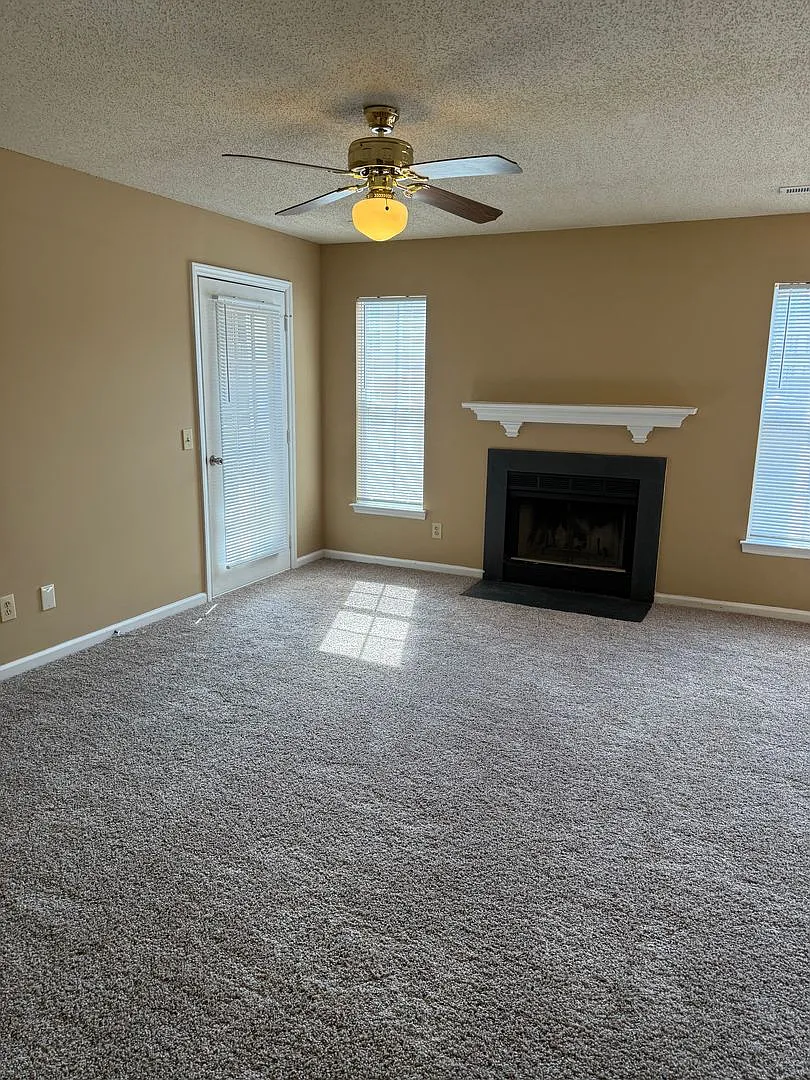 Spacious 2BR unit convenient to Guilford College Rd & Wendover — Photo 3