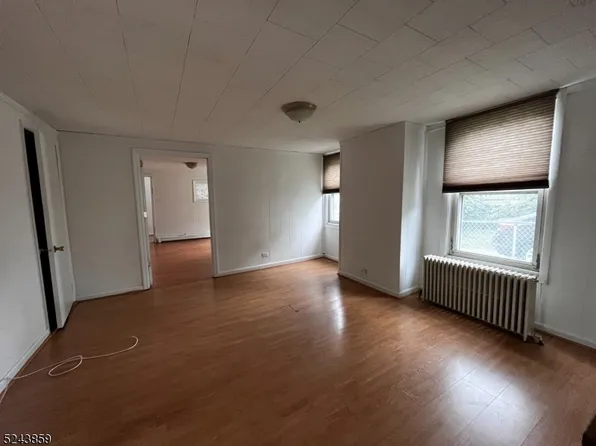 19 Union Pl, Newton Town, NJ 07860