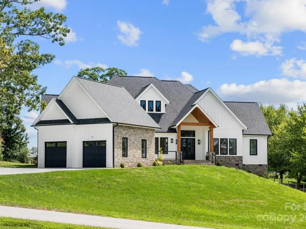 102 Majestic Ridge Rd, Mills River, NC 28759