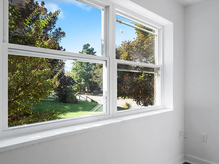 Colonial Terrace — Photo 10