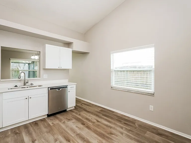 914 Axlewood Cir — Photo 9