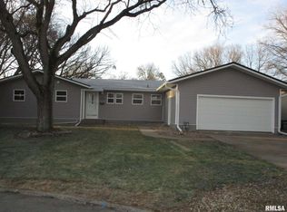 1531 Fairlane Dr, Bettendorf, IA 52722