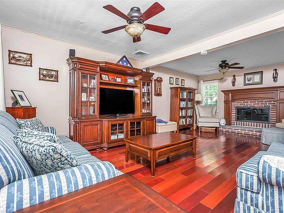 3rd image of 85 Pequot Ln