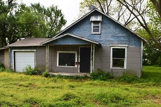 2nd image of 403 E Willow St