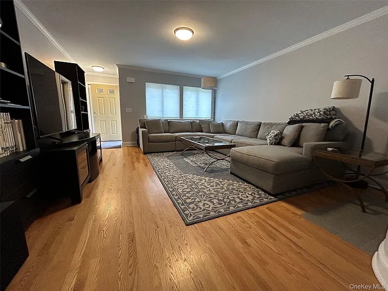 277 Maplewood Dr — Photo 3