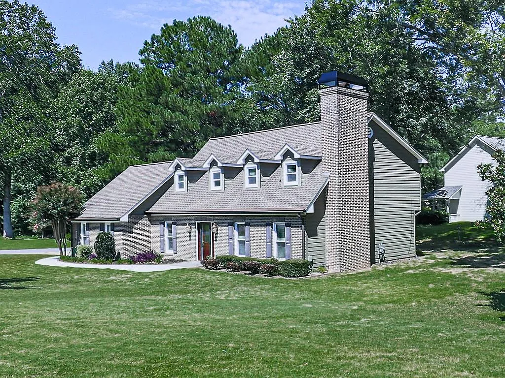 3 bed, 2.0 bath, 2007 sqft, $3,200 — Photo 3