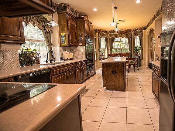 5th image of 1808 Parkview Dr