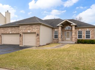 11 Glenbrook Cir, Gilberts, IL 60136