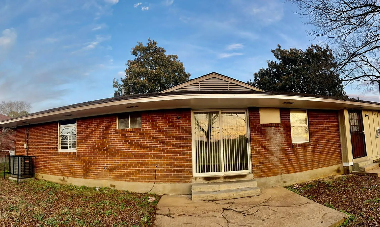 4 bed, 1.5 bath, 1376 sqft, $1,490 — Photo 2