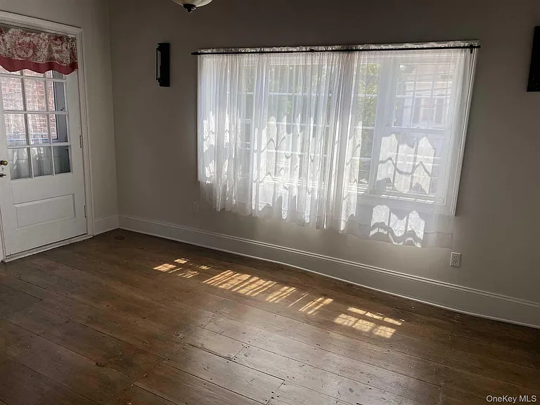 1121 Main St — Photo 6