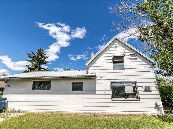 3rd image of 120 Crocus AVENUE