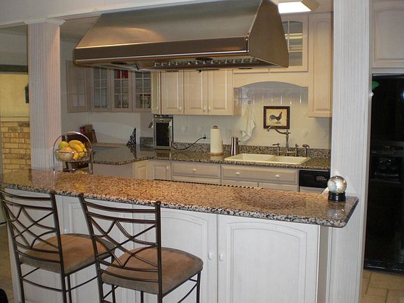 Updated kitchen w/6 burner gas cooktop