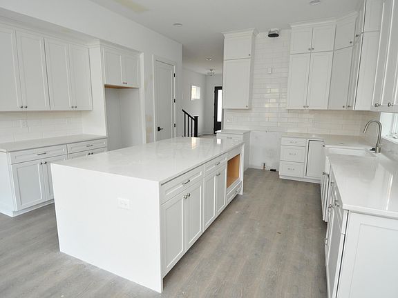 4th image of 942 W 1st Ave Lot 73
