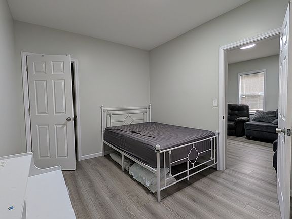 3rd image of 447 25th St Unit 1