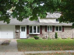 33 Boxwood Ln, Hicksville, NY 11801