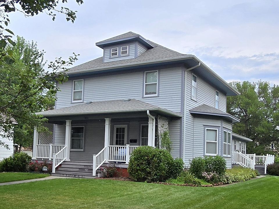 1st image of 821 2nd St