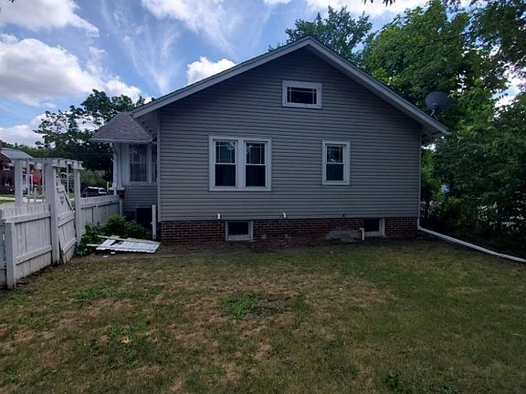 3rd image of 418 Logan St