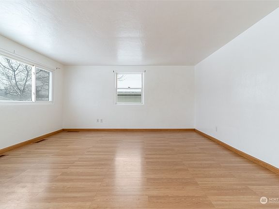 5th image of 134 Yellowstone Street