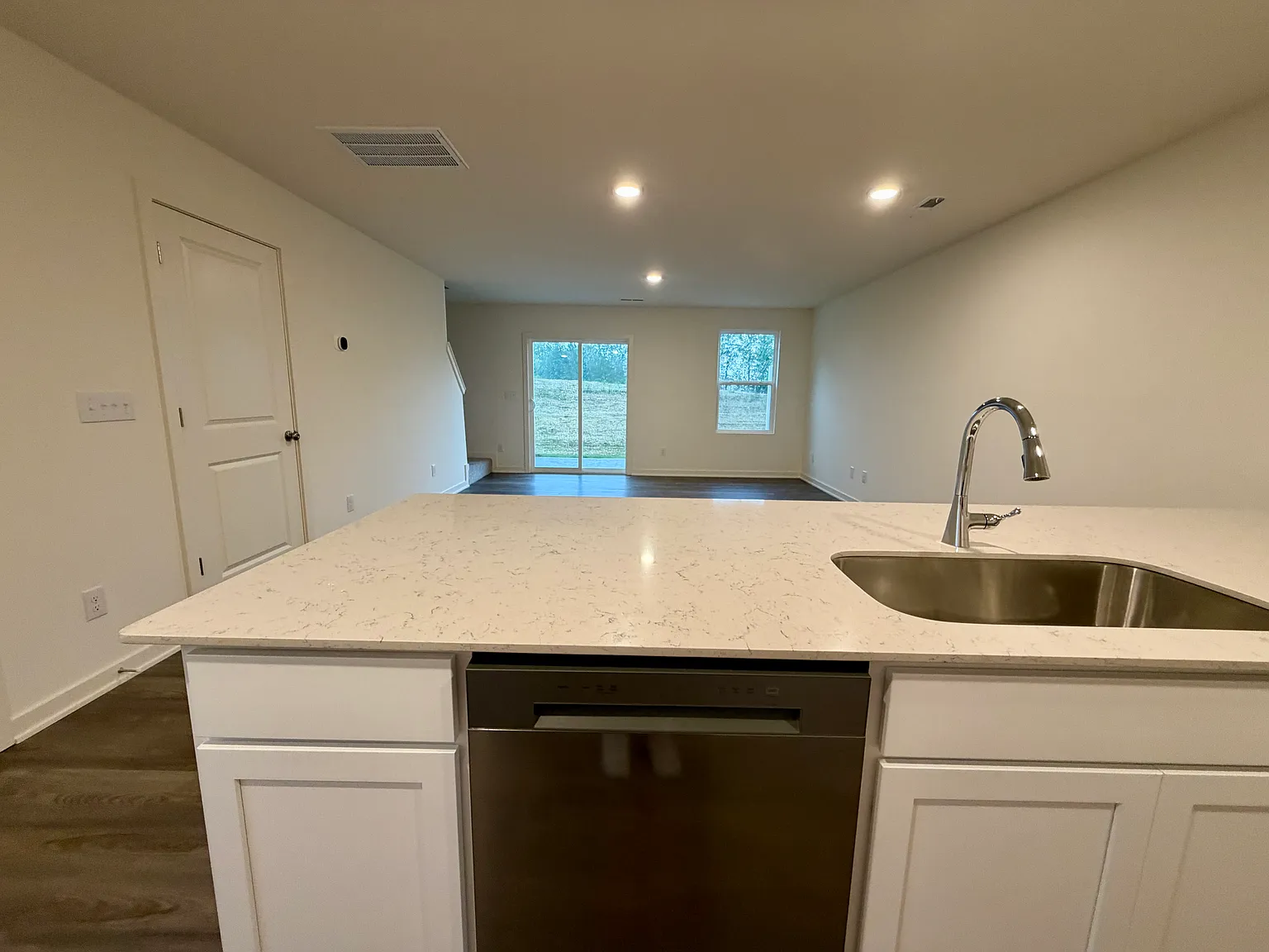3 bed, 2.5 bath, 1648 sqft, $1,850 — Photo 4