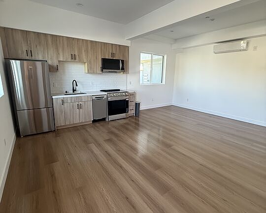 5th image of 3941 Wade St #1/2