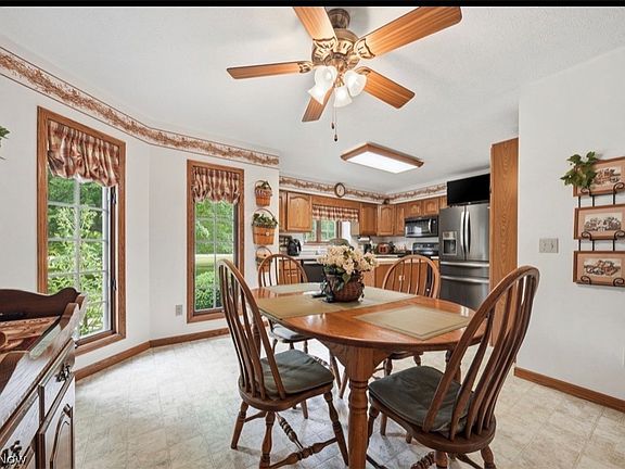 5th image of 3556 Lake Rd