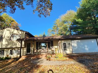 10265 Shadyridge Ln, Pinckney, MI 48169