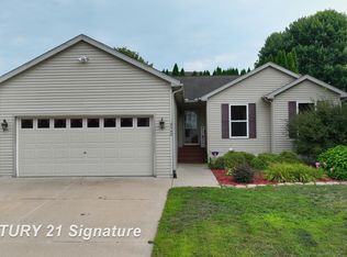 2442 Hickory Circle Dr, Howell, MI 48855