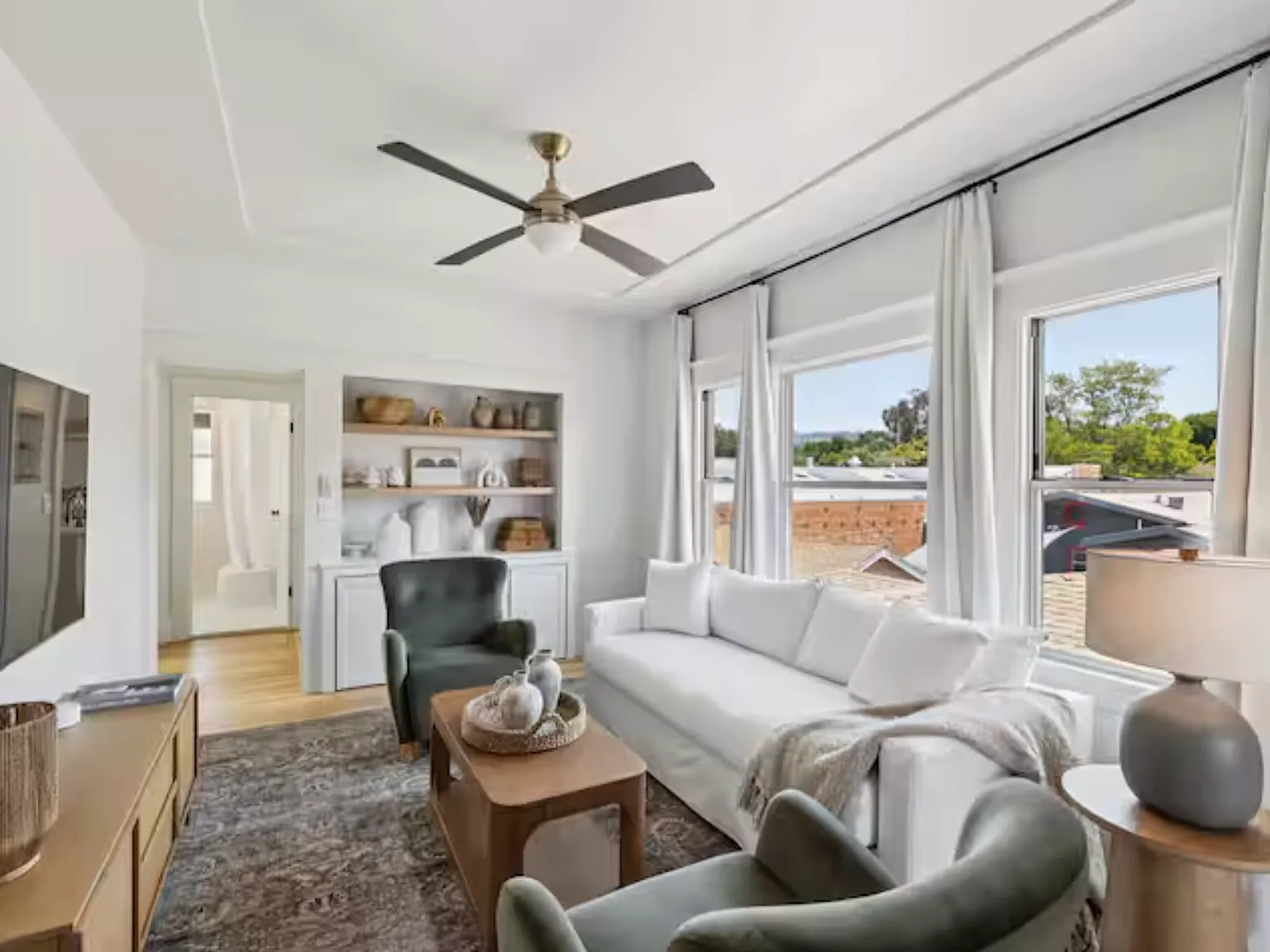 1 bed, $2,000 — Photo 1