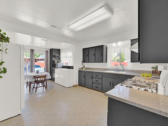 4th image of 127 Brown St