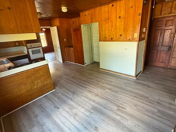 2nd image of 2405 Primrose St