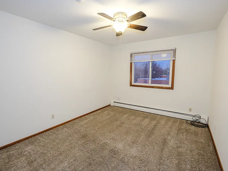 Colonial Apartments — Photo 15