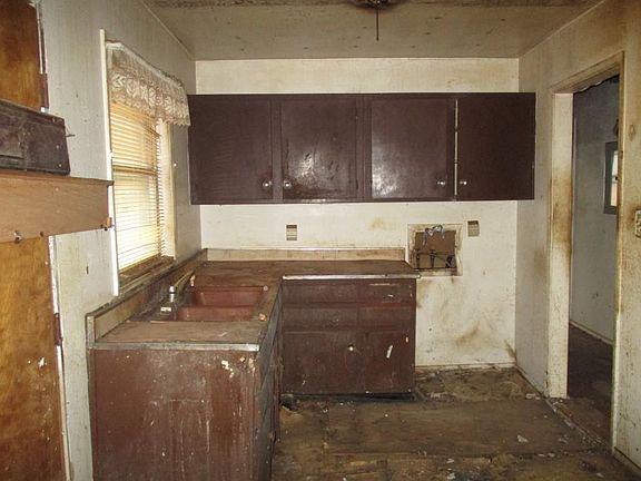 3rd image of 4165 Tara Dr