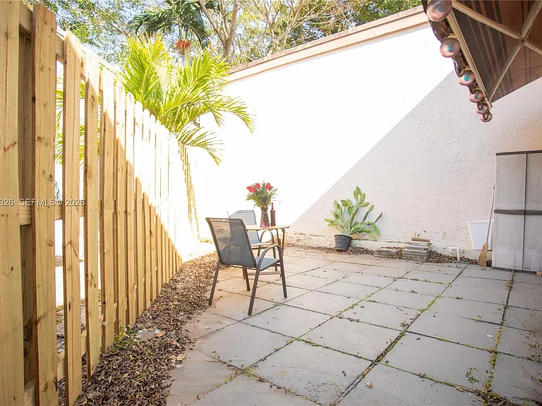 523 Leslie Dr — Photo 15