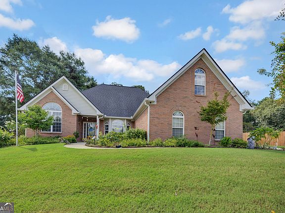 3rd image of 2554 Cedar Way