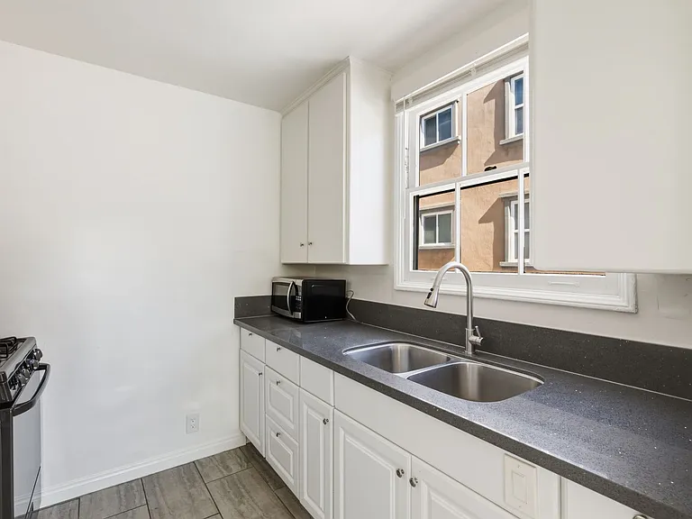 Vermont Ave Residences — Photo 8